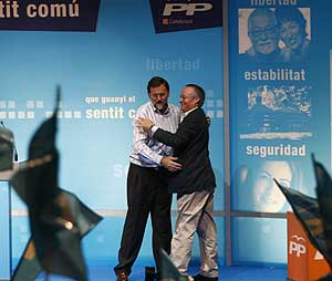Mariano Rajoy (izda.) y Josep Piqu, en Viladecans. (Foto: Santi Cogolludo)