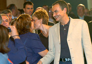 Zapatero y su esposa saludan a algunos de los asistentes a la Conferencia Poltica. (Foto: EFE)