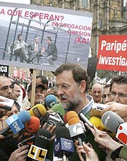 Mariano Rajoy, al trmino de la manifestacin. (Foto: EFE)