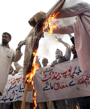 Varios paquistanes queman una efigie del Papa en seal de protesta. (Foto: EFE)