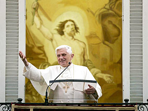 El Papa durante el rezo del Angelus de este domingo. (Foto: EFE)