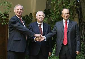 Geoff Hoon, Miguel ngel Moratinos y Peter Caruana estrechan sus manos en Crdoba. (Foto: AP)