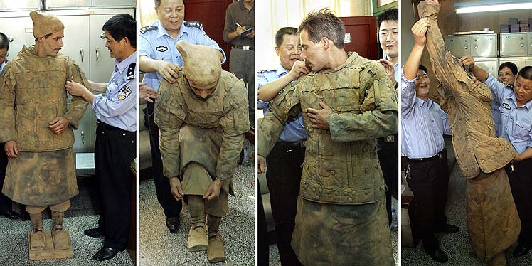 Policas ayudan a Wendel a quitarse el disfraz. (Foto: AFP)
