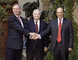 El ministro espaol de Asuntos Exteriores, Miguel ngel Moratinos; el ministro britnico para Europa, Geoffrey Hoon, y el ministro principal de Gibraltar, Peter Caruana. (Foto: EFE)