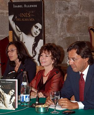 Isabel Allende (c), junto a la alcaldesa de Plasencia, Elia Mara Blanco, y el consejero delegado de Plaza & Jans, Ricardo Caballero. (Foto: EFE)