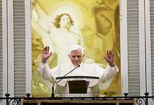 El papa Benedicto XVI durante el rezo del Ángelus en Catelgandolfo. (Foto: EFE)