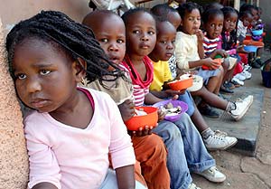 Un grupo de nios hacen cola para comer en un orfanato en Johannesburgo, Sudfrica. (Foto: EFE)