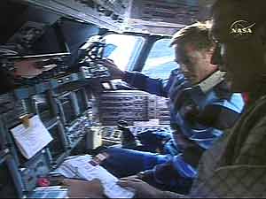 El piloto del 'Atlantis', revisando los protocolos de aterrizaje. (Foto: NASA)