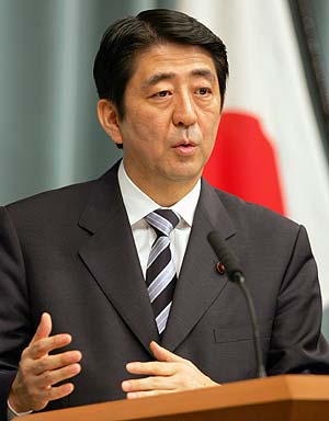 Shinzo Abe, en rueda de prensa tras su elección al frente del PLD. (Foto: REUTERS)