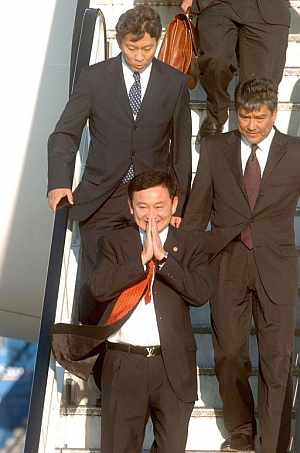 El primer ministro de Tailandia, Thaksin Shinawatra, llega al aeropuerto de Gatwick. (EFE)