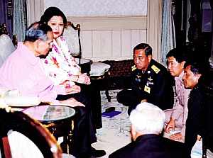 Foto cedida por la Casa Real tailandesa en la que aparece el líder de los golpistas junto a otros militares charlando con el rey. (Foto: EFE)