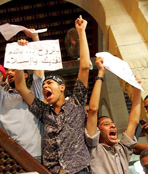 Protestas contra Benedicto XVI en la mezquita de Al Azhar (Egipto). (Foto: EFE)