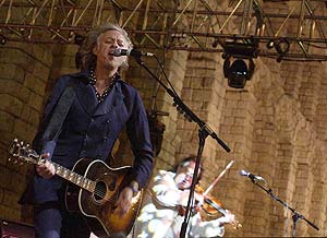 El msico britnico Bob Geldof, durante el concierto a los pies del acueducto de Segovia. (Foto: EFE)