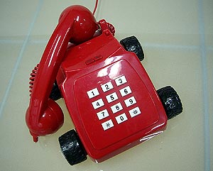 El telfono rojo de Lnea directa es uno de los objetos que se exhiben.