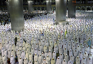 Los musulmanes se renen para rezar en las mezquitas. (Foto: REUTERS)