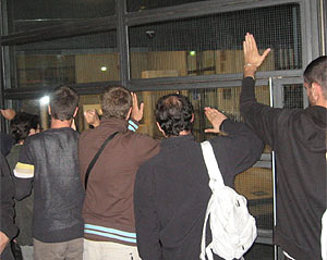 Varias personas aporrean la puerta de la Biblioteca Nacional tras cerrarse al pblico. (Foto: R. B.)