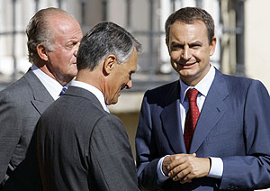 El rey Juan Carlos y Jos Luis Rodrguez Zapatero reciben a Cavaco Silva en El Pardo. (Foto: REUTERS)