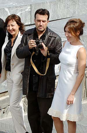 El director junto a su musa, Lola Dueñas, y Carmen Machi. (Foto: EFE)