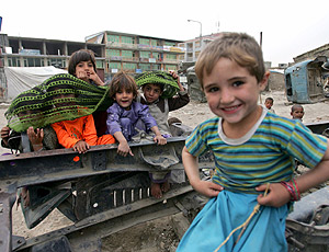 Nios jugando en Kabul: (REUTERS)