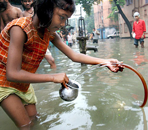 Una nia recoge agua contaminada en la India. (Foto: EFE)