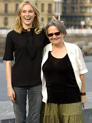 La realizadora Agnieszka Holland (dcha.) posa con la actriz Diane Kruger. (Foto: EFE)