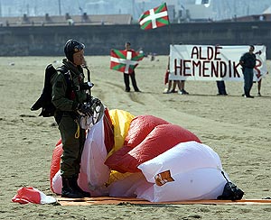 Un paracaidista ante las pancartas de protesta, en las que se leía 'Fuera de aquí'. (Foto: Mitxi)