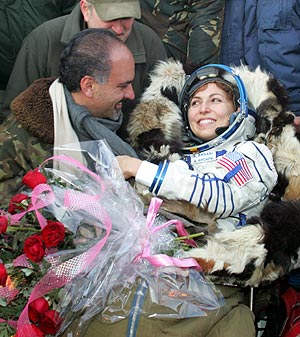 Ansari abraza a su marido tras aterrizar en la Tierra. (Foto: REUTERS)