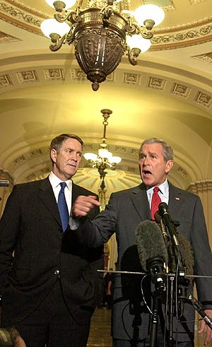Bush, junto a Bill Frist (izq.), líder de la mayoría republicana en el Senado. (Foto: REUTERS)