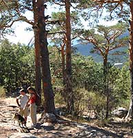 Dos senderistas en la sierra de Guadarrama. (Foto: M. Estebaranz)