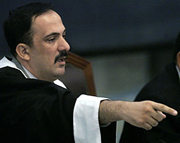El juez, al expulsar a Sadam de una vista. (REUTERS)