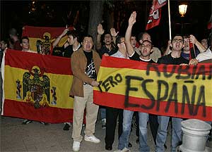 Un centenar de personas se manifestaron contra Rubianes. (Foto: A. Heredia)