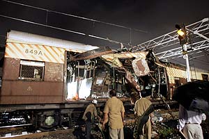 Imagen de uno de los trenes destrozados por las bombas en Bombay el 11 de julio. (Foto: AFP)