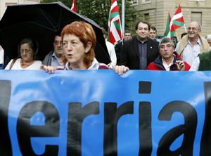 Los miembros de Batasuna Pernando Barrena (3-d), y Patxi Urrutia (1-d) en la manifestacin en Pamplona. (Foto: EFE)