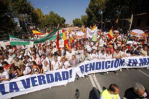 Panormica de la manifestacin de la AVT en Sevilla. (Foto: Jess Morn)