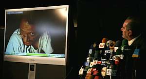 Rubeai muestra a la prensa el vdeo donde aparece Masri. (Foto: AFP)