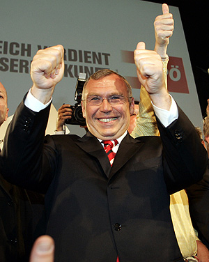 Alfred Gusenbauer celebra la victoria que le otorgan los sondeos. (Foto: AP)