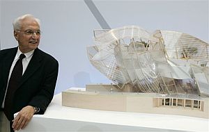 Gehry, junto a la maqueta del museo. (Foto: AP)