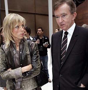 Bernard Arnault (dcha.), con su esposa, Helene, durante la presentación. (Foto: AFP)