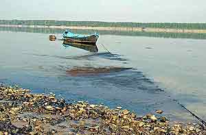 Una barca, amarrada sobre las contaminadas aguas del ro Danubio en la localidad de Gomatarchi. (Foto: EFE)