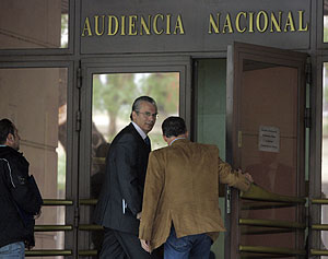 Garzn, en la puerta de la Audiencia tras su regreso de Colombia. (Foto: Jaime Villanueva)