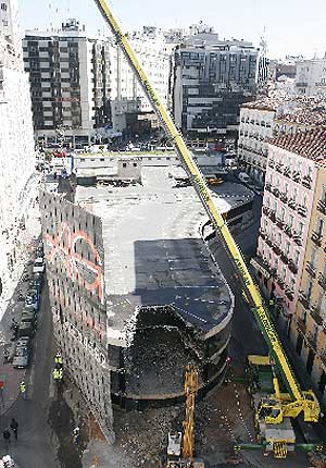 Imagen de las labores del desmontaje de la Plaza de Santo Domingo. (Foto: B. Cordn)