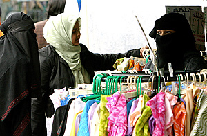 Mujeres en el mercado de Whitechapel, a este de Londres, con diferentes tipos de velos. (Foto: AFP)