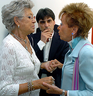 De la Vega charla con la actriz Pilar Bardem. (Foto: EFE)