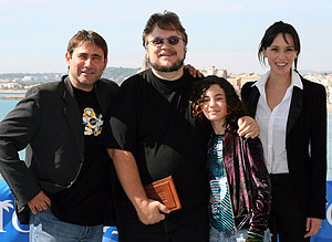 Guillermo del Toro, en el centro, con Sergi Lpez, Ivana Vaquero y Ariadna Gil. (Foto: REUTERS)
