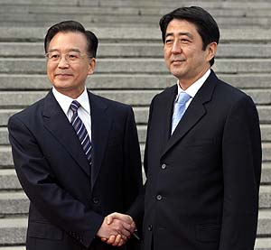 Los primeros ministros Shinzo Abe y Wen Jiabao. (Foto: EFE)