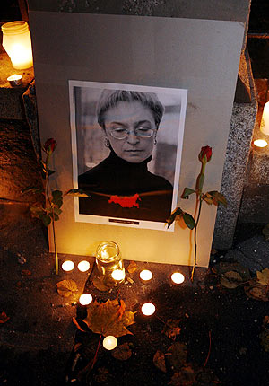 Homenaje a la periodista en el exterior de la embajada rusa en Helsinki. (Foto: AP)