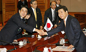 El primer ministro japons, Shinzo Abe (i), y el presidente surcoreano, Roh Moo-hyun, en Sel. (Foto: AFP)