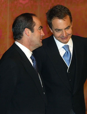 Bono y Zapatero, durante una pasqua militar. (Foto: A. Cuéllar)