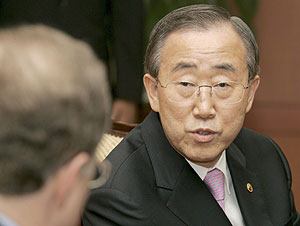 El ministro de Exteriores surcoreano, Ban Ki-Moon, escucha al embajador de EEUU en Sel. (Foto: EFE)