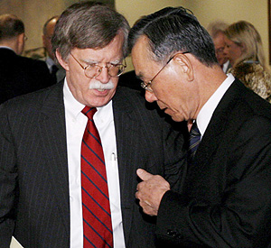 El embajador japons, Kenzo Oshima (d), habla con su homlogo estadounidense, John Bolton. (Foto: EFE)